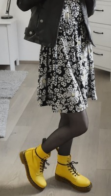 doc-martens-latex-boots:  A little more color for the spring :)