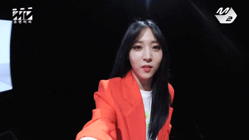 minguyyen:moonbyul just casually filming solar in her own selfie mv