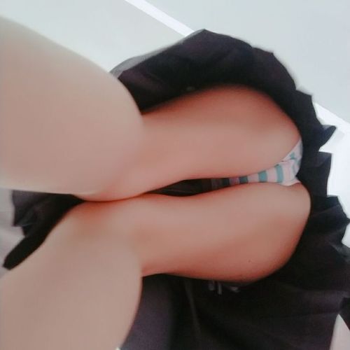 yuejiangjiang: yuejiangjiang: yuejiangjiang: 一屁股坐到哥哥的小j上，哼，叫你不给我投食 希望小哥哥们把玥酱的裤裤弄湿，emmm，说不定能生出小宝宝 有投喂