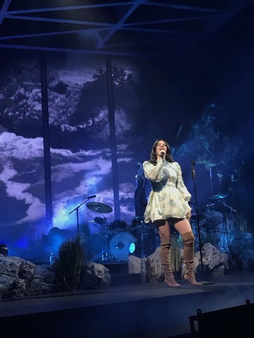 shadesofreak: Lana performing at ‘Valley View Casino’, San Diego, California (Feb. 15, 2
