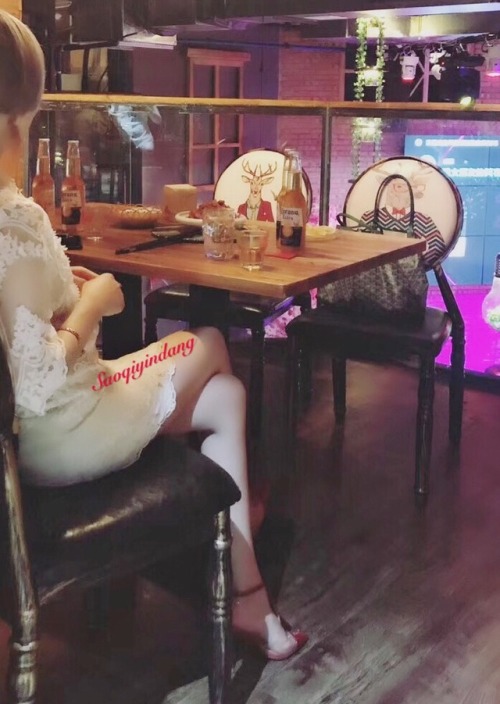 今晚在酒吧不知能有几个大鸡巴帅哥来约啊？想想就流骚水了…
