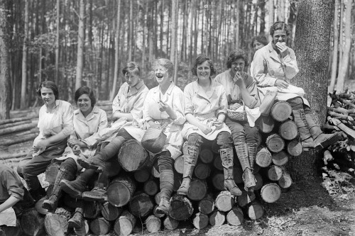 observationballoons:British women forestry workers, 1918.