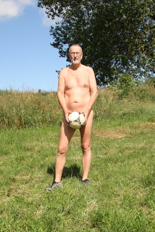 Nacktfussballhttp://de.xhamster.com/user/Nackedei