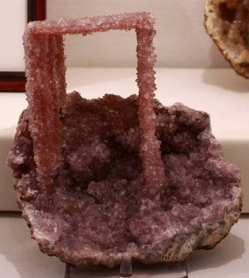 Amethyst doorwayBeautiful crystals of drusy amethyst have grown in a strange shape. It was shown as 