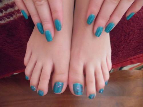 sundaysfeet: blue toes with pink glitter! so…tasty;)