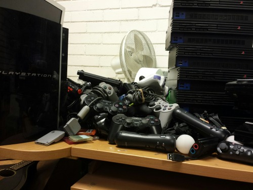 Sometimes it’s all about quantity. Mostly Playstation 2 SCPH-90004, and also a couple of Playstation