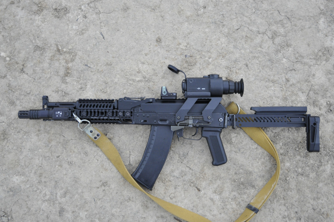 anarcho-bootyist:  Pretty awesome AK 105 clone, here’s a thread describing it more