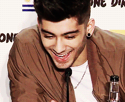  Ladies and Gentlemen I give you Zayn Malik giggling.      