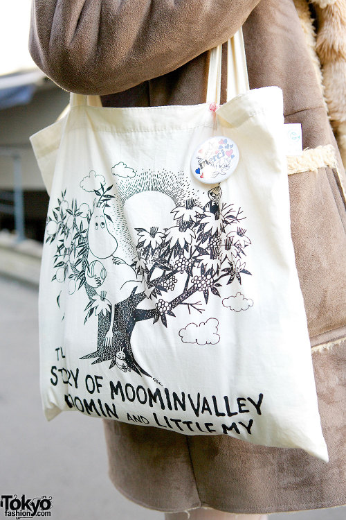 20-year-old Harajuku girl with a cute plushie muffler, shearling coat, and Moomin tote bag. Full Loo