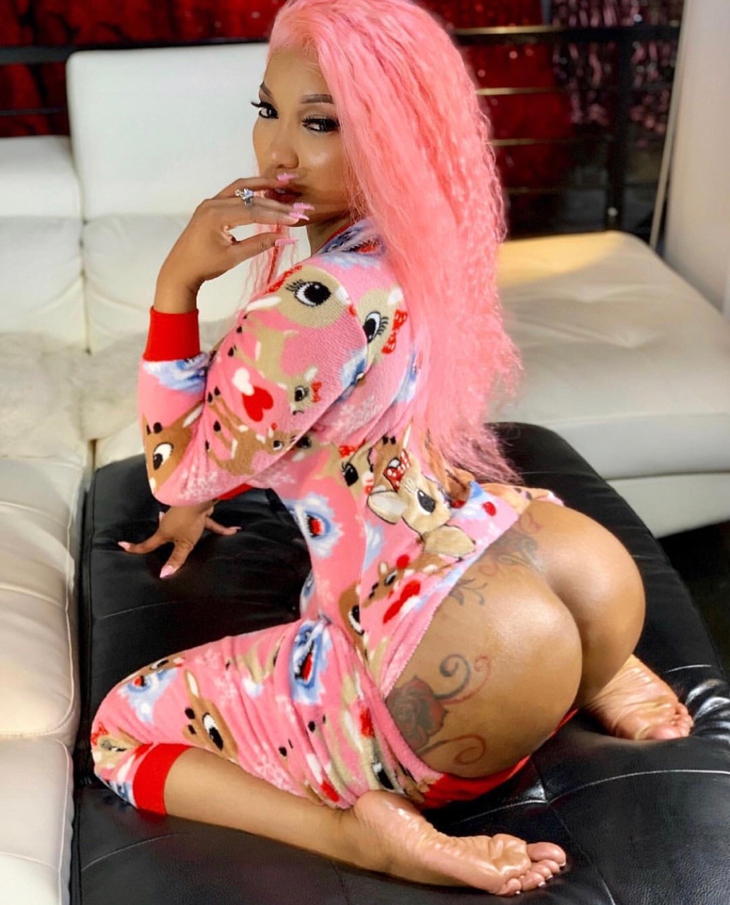 gurillaboythamane:  donksndonks:  Merry Xmas   SO SEXY SO PRETTY SEXY BAD BITCH