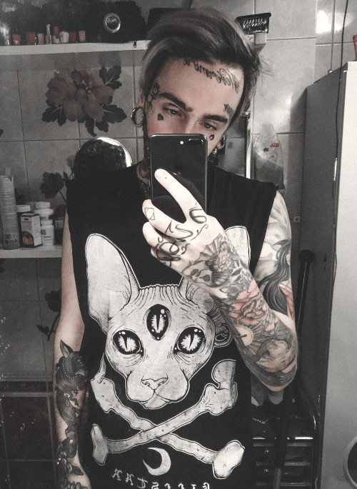 looosethreads:  Customised my old Killstar tshirt a little bit today 😚😚🌙