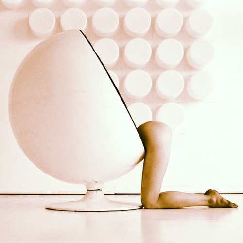 bauhaus-movement: Eero Aarnio´s Ball Chair, originally designed in 1963 © N I K O L A Y &