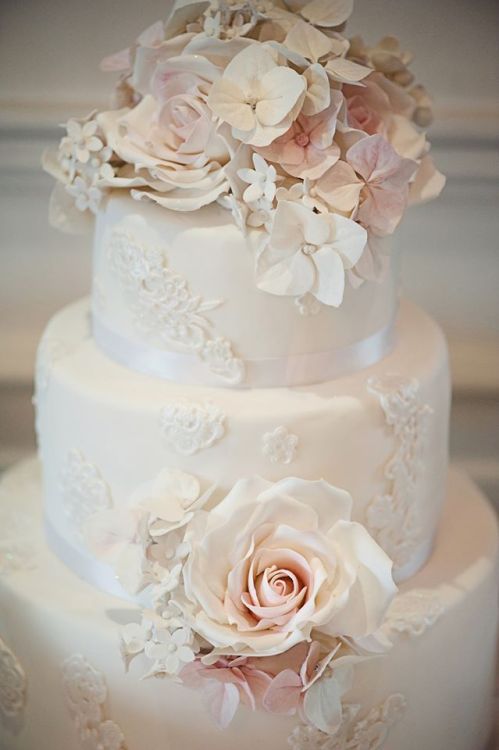 oneknifek:   Daily Wedding Cake Inspiration. Featured Wedding Cake: Elizabeths Cake Emporium; Featur