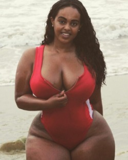 maceleven: So thick…  https://www.instagram.com/msrtaye 