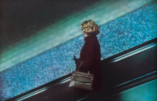 wandrlust:La femme au sac à main, Charles de Gaulle – Étoile, Paris, 1987 — Dolores Marat