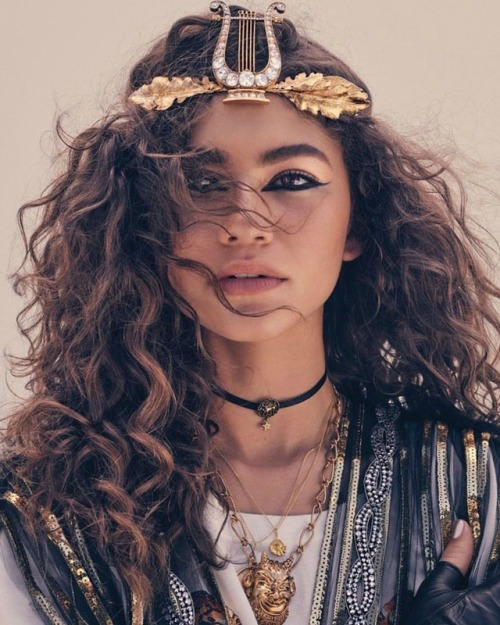 #zendaya looking eclectic exotic ✨✨ @zendaya . . . #2frochicks #curlyhair #bighair #braids #TWA #nat