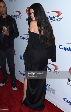 surprisebitch: selena gomez’ assistant holds her half-eaten chicken sandwich so she could pose at the jingle ball red carpet 