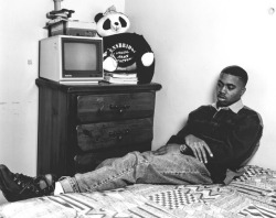 djmadda-hiphop:  Young Nas in his bedroom at Queensbridge houses, New York in 1993.