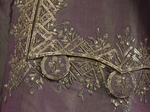 thegentlemanscloset:Man’s suit circa 1790, altered in 1805. Silk taffeta, sequins, metallic th