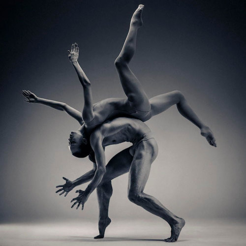 mymodernmet:Striking Black & White Portraits of Elegant Dancers Caught in Captivating Motion