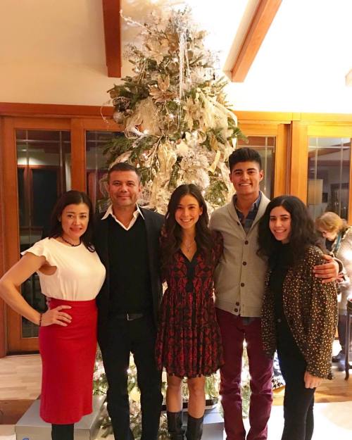 Merry Christmas family! Love you all! ❤️ @nahombre @jackiemendozaaa &mdash;&mdash;&mdash;&mdash;&mda