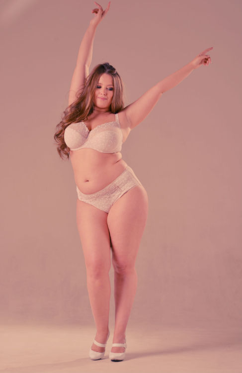 Plus size model viktoria manas