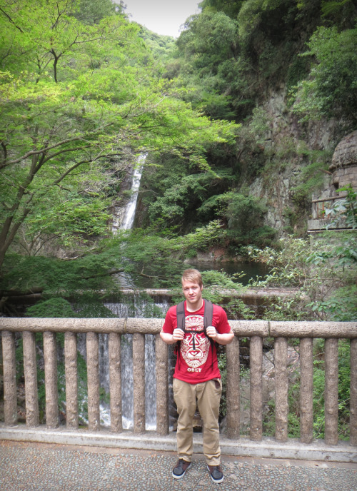 &ldquo;Poseren&rdquo; bij de Nunobiki watervallen in Kobe.