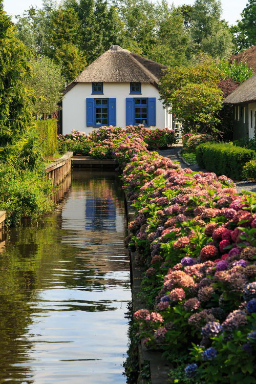 landscape-photo-graphy:  This Village Without Roads Is Straight Out Of A Fairytale Book The village Giethoorn known as the “Venice of the Netherlands” was founded in 1230 and resembles some of the most beautiful fairytale passages. The stunning