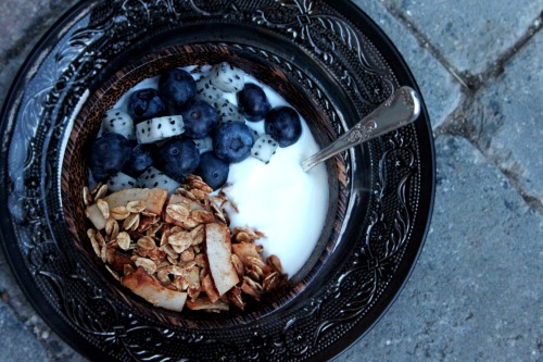 coconut maple granola with blueberries, dragon fruit and soy yoghurt. nothing compares to home made 