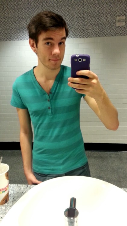 thosehardesttolove:  ediddy21:  98% certain this shirt is from H&M  Coooooorect:) 