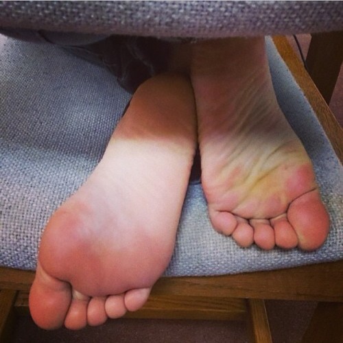 toe-tastic:  Wanna see more then just her really sexy toes? Hookup with a hot girl today that’s ready to make you worship her feet!http://bit.ly/ToesAndMore
