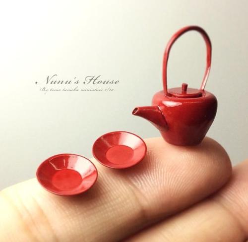 thatfilthyanimal:  archiemcphee:Today the Department of Miniature Marvels is marveling at the exquisitely detailed creations of Japanese miniature artist Tomo Tanaka. Since 2002 he’s been creating 1/12 scale miniature versions of all sorts of food and