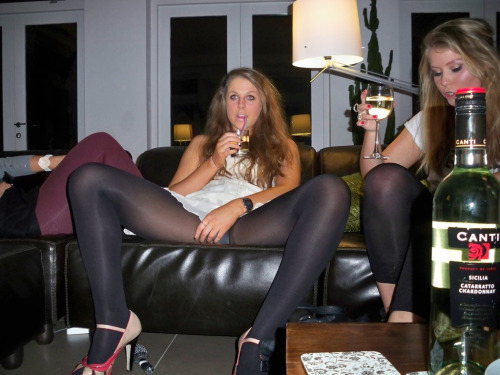 teasingnylon:  beauty feets!