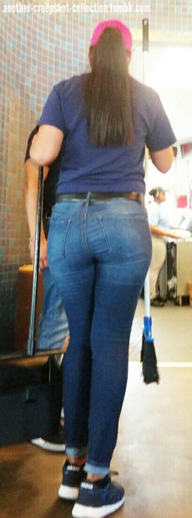 Sexy latina in jeans