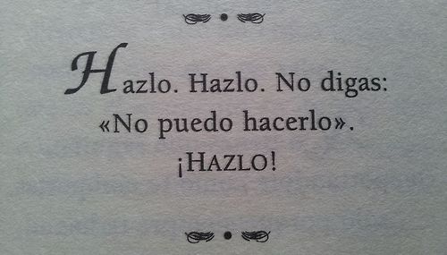 Mientras tanto sonríe.