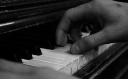 asterismosy:  i have this weird fascnation for hands, i think they’re beautiful. when someone plays piano i just can’t take my eyes off the way their hands move on the keys it’s just so graceful idk