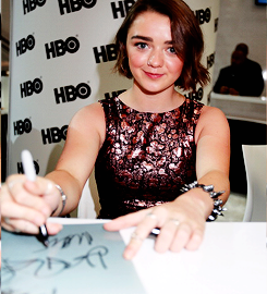 p-pikachu:  Comic-Con 2014 - HBO’s ‘Game of Thrones&rsquo; Cast Autograph Signing. 