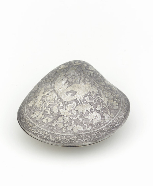 Box in the form of a clam-shellearly 8th centuryChinese, Tang dynastySilver H: 4.6 W: 9.3 D: 8.2 cm