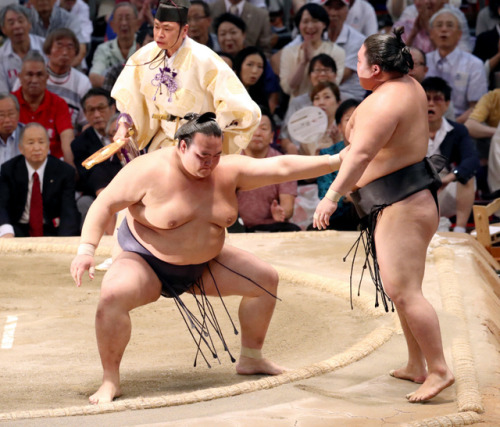 sumobasho: Nagoya 2016 is over. Kise is not a Yokozuna yet, Ama takes the cup! It was a crazy one