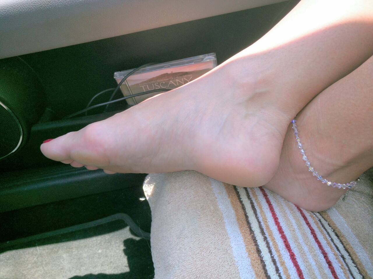 lindseylovehands:She fell asleep on our road trip……I couldn’t resist….
