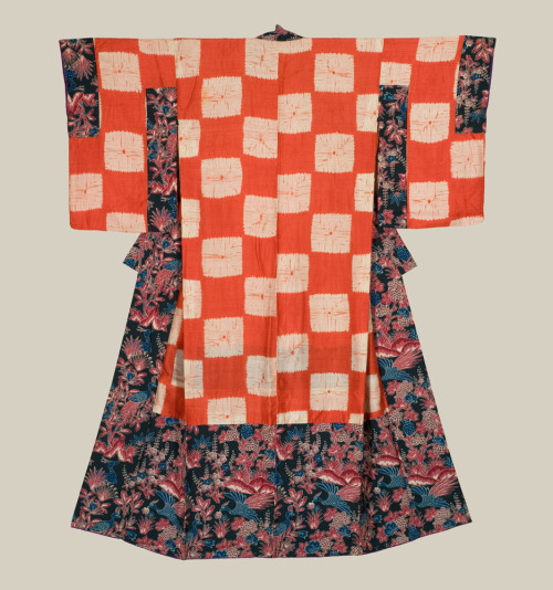 A silk &lsquo;dounuki&rsquo; (specialized underkimono) featuring shibori-technique motifs on