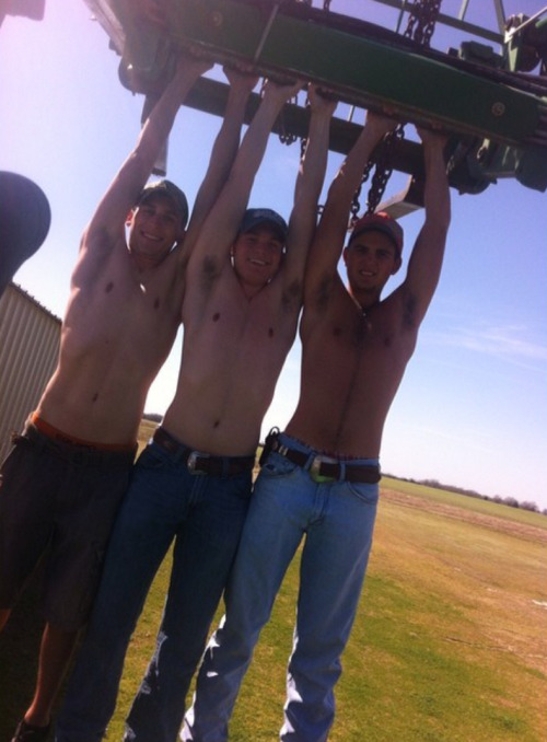 keepin-it-country94: This straight guy is lookin for some real country bro lovin. Hit him up ;)