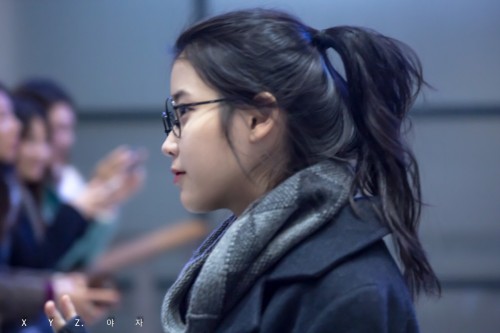 iumushimushi:  141204 IU Returning from 2014 MAMA cr: XYZ 