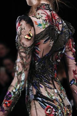 hauteccouture:    Alexander McQueen Fall 2016 Ready-to-Wear 