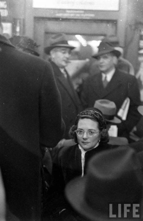 Commuters on the Long Island Rail Road(Ralph Morse. 1948)