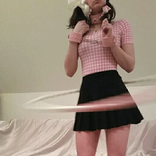 littlestkittyprincess:  Wishlist @d-o-l-l-i did I mention my feet were cuffed too? 