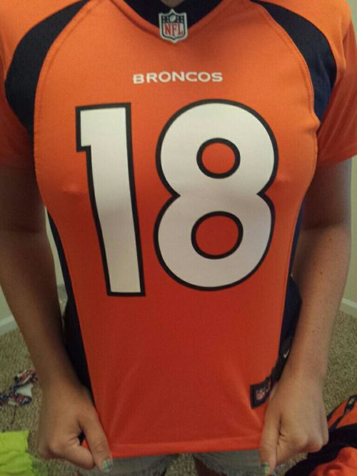 Come on Peyton GO BRONCOS I really think @lily6988 would let him do anything to her he wanted and Da