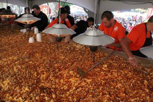 World’s largest poutine“By 1:30 PM nearly 4,000 pounds of poutine was being topped off with an extra
