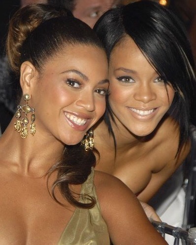 fatandbougie:  drnkonlove:  BEYONCÉ + RIHANNA  i never noticed this but now that