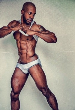 blkmilk:  #MUSCLE  Amazing body!